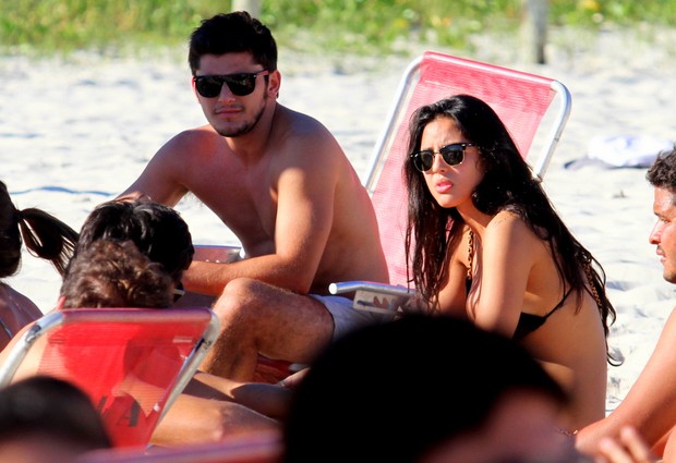Bruno Gissoni e Yanna Lavigne na praia da Barra, no Rio (Foto: Henrique Oliveira/PhotoRioNews)