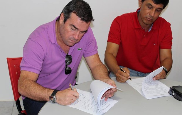 Pintado assina contrato com o Botafogo-SP (Foto: Rogério Moroti/Ag. Botafogo) Pintado assina contrato com o Botafogo-SP (Foto: Rogério Moroti/Ag. Botafogo)