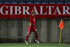 Liam Walker celebra primeiro gol de Gibraltar na história das eliminatórias (Foto: Reuters)