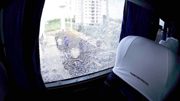 ônibus do Santos apedrejado (Foto: Marcos Ribolli / Globoesporte.com)