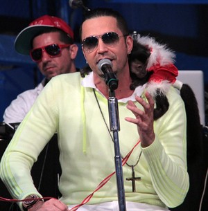 Latino entra no clima e fantasia seu macaquinho (Marcos Mazini/Gshow)