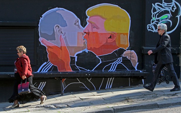 Grafite com beijo de Trump e Putin ilustra temor dos lituanos (Foto: Petras Malukas/AFP)
