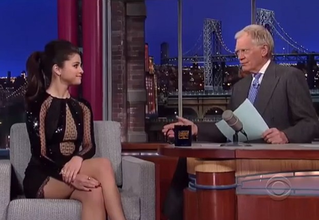 Selena Gomez é entrevistada por David Letterman (Foto: Reprodução)