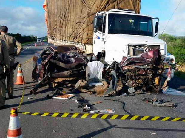 Motorista morre após carro e caminhão baterem de frente na BR-116 (Foto: Anderson Oliveira / Blog do Anderson)