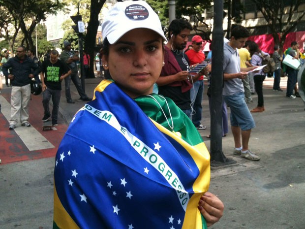 Estudante Marina Diniz usou a bandeira por patriotismo e como 'escudo' também (Foto: Glauco Araújo/G1)