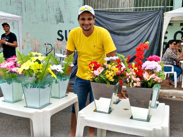 Emerson pretende vender todos os arranjos de flores  (Foto: Quésia Melo/ G1)