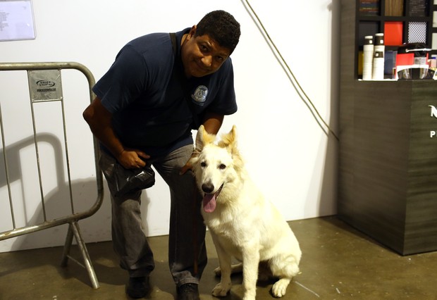 Cachorro nos backstage da grife Ratier (Foto: Iwi Onodera / EGO)
