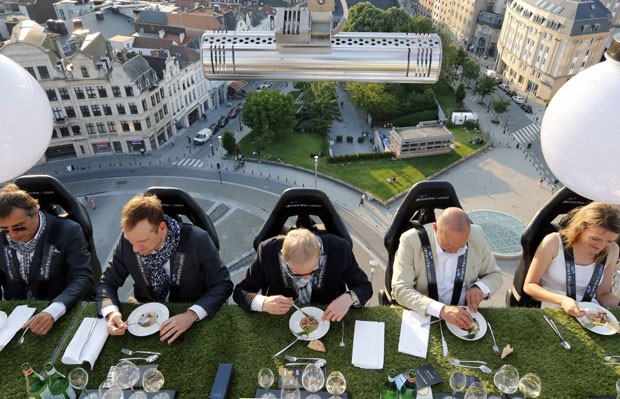 Participantes do Dinner in the sky em Bruxelas (Foto: François Lenoir/Reuters)