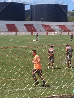 Marcinho Guerreiro esteve no DM, mas retornou para dar voltas no gramado (Foto: Henrique Pereira/ Globoesporte.com)