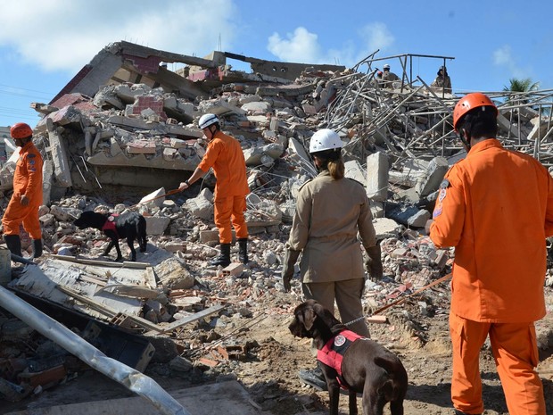 Equipes do Corpo de Bombeiros trabalham em resgate à família em prédio que desabou em Sergipe (Foto: Futura Press/Folhapress)
