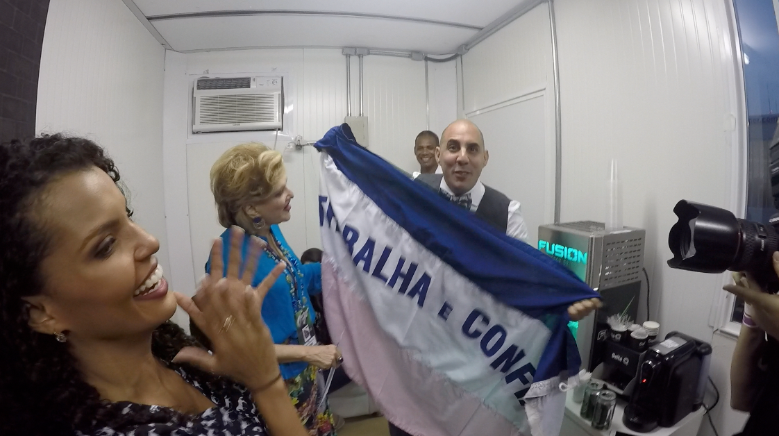 Pablo Rodrigues, o noivo, levou a bandeira do Espírito Santo  (Foto: Reprodução/TV Gazeta ES)