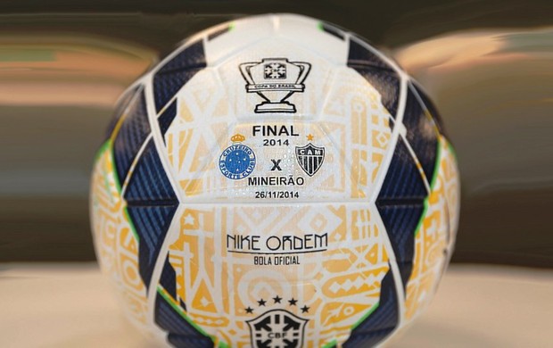 Bola da final da Copa do Brasil entre Cruzeiro e Atlético-MG