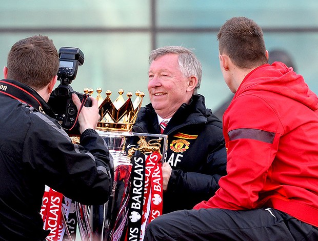 Alex Ferguson carreata comemoração título Manchester United (Foto: AFP)
