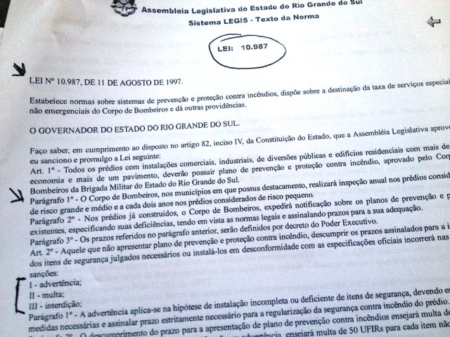 Prefeitura entrega documentos à Policia em que grifa responsabilidade dos Bombeiros incêndio boate santa maria (Foto: Iara Lemos/G1)