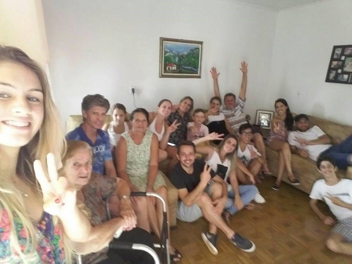 Denise e a família, em Verê, assistindo ao 'The Voice Kids' (Foto: Arquivo pessoal)