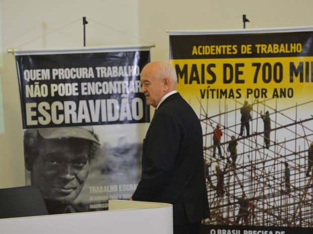 O ministro do Trabalho e Emprego, Manoel Dias, apresenta o balanço das atividades do Grupo Especial de Fiscalização Móvel (GEFM) que atua no combate ao trabalho análogo ao de escravo (Foto: Antônio Cruz/Agência Brasil)