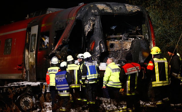Bombeiros são vistos em local de colisão entre trem e caminhão em Freihung, no sul da Alemanha, na noite de quinta-feira (5) (Foto: Matthias Schrade/AP) Bombeiros são vistos em local de colisão entre trem e caminhão em Freihung, no sul da Alemanha, na noite de quinta-feira (5) (Foto: Matthias Schrade/AP)