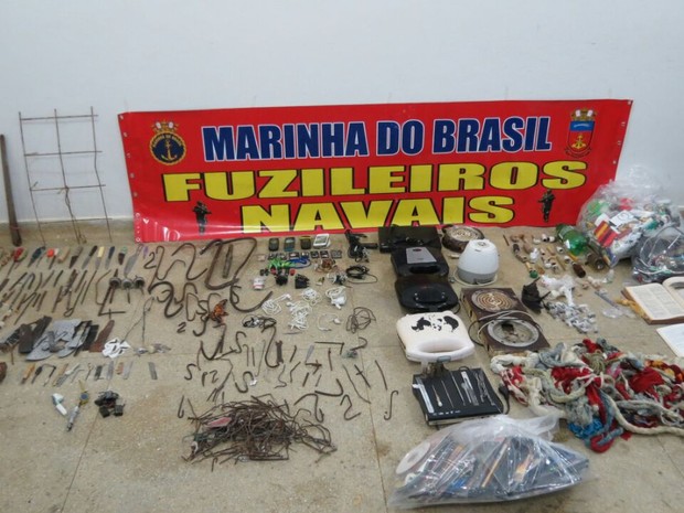 Ao todo, foram apreendidos 4 celulares; 316 armas brancas; 8 baterias; 11 chips de celulares;44 suspeitas de narcóticos; e  445 outros itens proibidos (Foto: Divulgação/Marinha do Brasil)