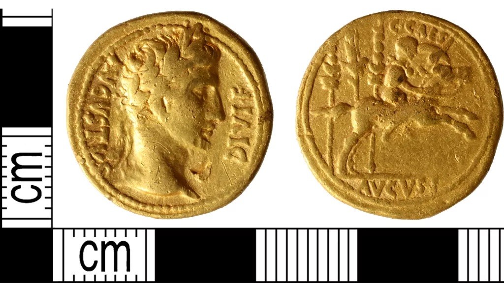 Uma das moedas de ouro encontrada na fazenda mostra o imperador Augusto César na frente e seu neto Caio a cavalo na parte de trás (Foto: Adrian Marsden)