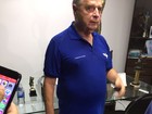 Presidente da Portela perde o sapato durante festa pelo título de campeã