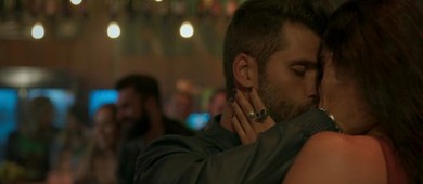 Carol joga direitinho e dá um beijão em Mario (TV Globo)