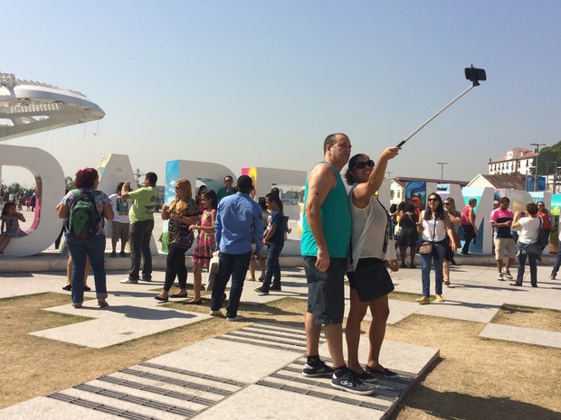 Rosângela e Edson fazendo selfie na Praça Mauá (Foto: Aline Pollilo/G1)