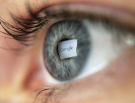 Tela com buscador do Google refletido nos olhos de uma usuária da internet (Foto: Getty Images)