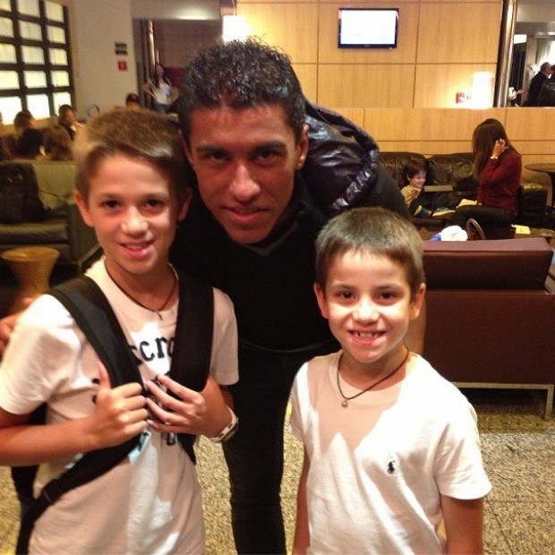 Filhos de Rubens Barrichello, Eduardo e Fernando tietam Paulinho, do Corinthians (Foto: Reprodução)