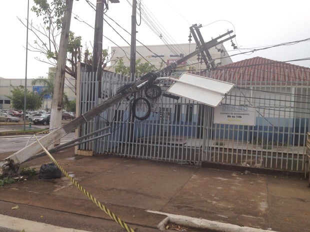 Poste de luz caiu sobre grade depois do forte temporal (Foto: Jonatas Boni/ G1)