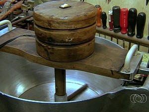 João da Silva Garrote inventou máquina que mexe sozinha doce em panela, em Goiânia, Goiás (Foto: Reprodução/TV Anhanguera) João da Silva Garrote inventou máquina que mexe sozinha doce em panela, em Goiânia, Goiás (Foto: Reprodução/TV Anhanguera)