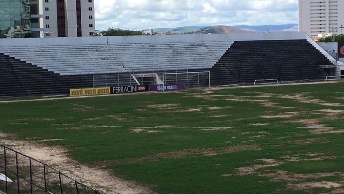 Gramado do estádio Lacerdão (Foto: Eri Santos/TV Asa Branca)
