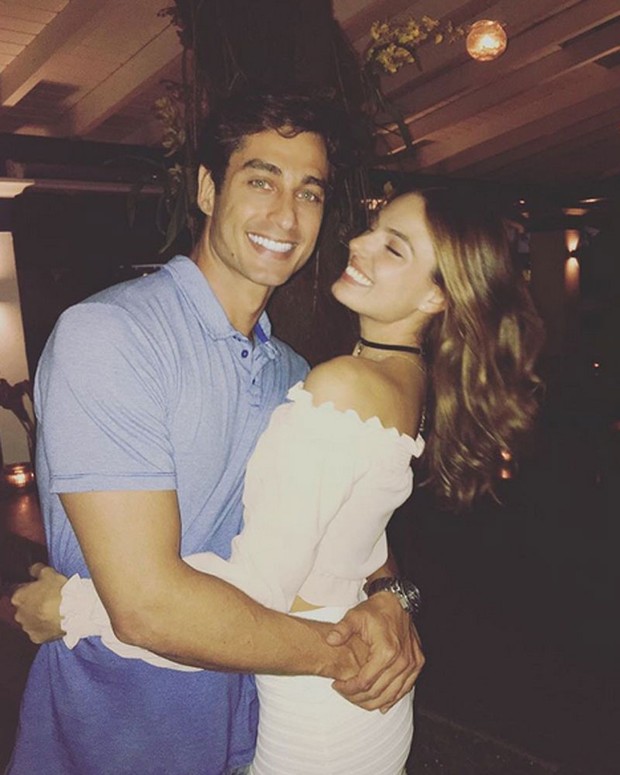 Isis Valverde posa agarradinha com o namorado, André Resende (Foto: Instagram/ Reprodução)