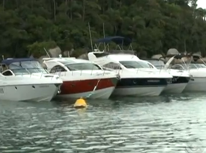 Barcos estacionam em alto mar e turistas passam os dias no local (Foto: Sávio Milani/RBS TV)