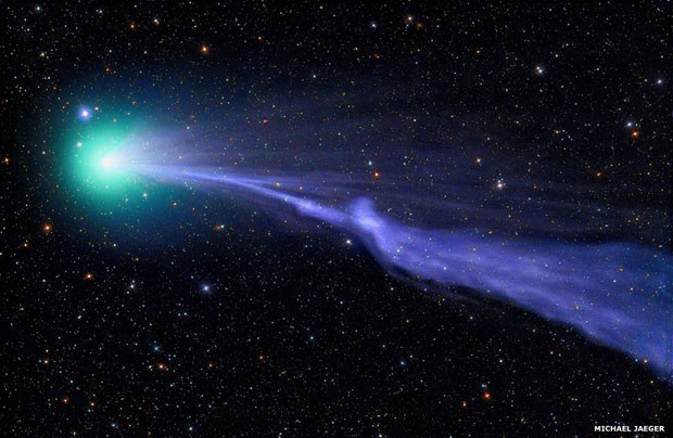 O cometa Lovejoy passa pelo Sistema Solar em meio a uma névoa esverdeada, na foto de Michael Jaeger (Foto: © Michael Jaeger (Áustria))