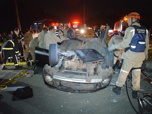 Carro capotou e atingiu um poste no Acesso Oeste, no Alto do Mateus, em João Pessoa (Foto: Walter Paparazzo/G1) Carro capotou e atingiu um poste no Acesso Oeste, no Alto do Mateus, em João Pessoa (Foto: Walter Paparazzo/G1)
