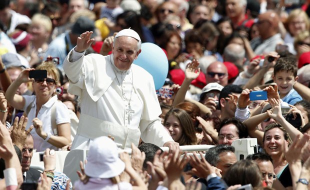 Papa acena para fiéis ao final da missa de canonização, neste domingo (12) (Foto: Stefano Rellandini/Reuters)