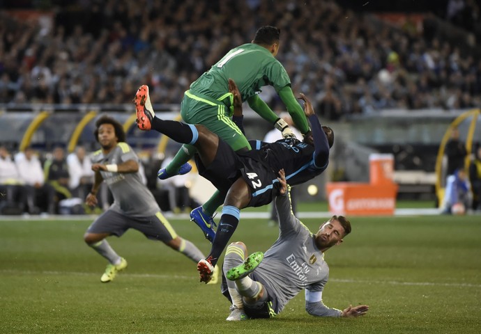 Keylor Navas e Yaya Touré - Real Madrid x Manchester City (Foto: AFP) Keylor Navas e Yaya Touré - Real Madrid x Manchester City (Foto: AFP)