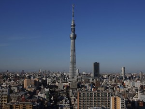 Tokyo Sky Tree é vista entre edifícios de Tóquio, que ao seu lado parecem baixos (Foto: Hiro Komae/AP)