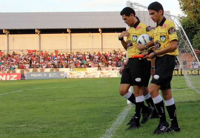Arbitragem no Campeonato Piauiense (Foto: Abdias Bideh/GloboEsporte.com)