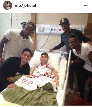 Jogadores visitam Davi, garoto de 11 anos que se machucou na queda de uma grade no Morumbi (Foto: reprodução / Instagram)