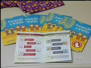 Kits de prevenção a DSTs são distribuídos durante temporada de praia (Foto: Reprodução/TV Anhanguera TO)