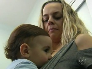 Doadora diz que sempre pensa nos bebês que ajuda (Foto: Reprodução / TV TEM)