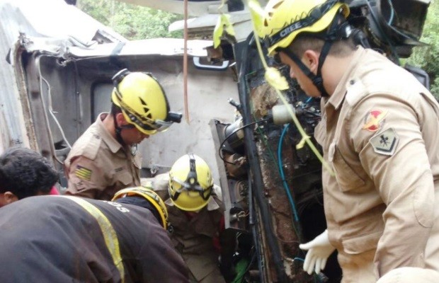 Dois homens ficaram presos entre as ferragens após acidente (Foto: Divulgação/Corpo de Bombeiros)