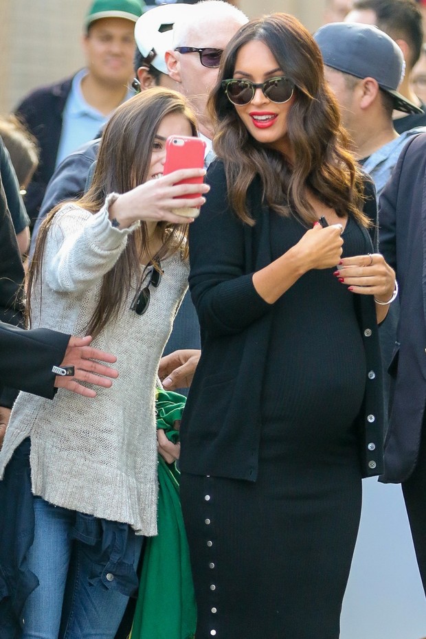 Megan Fox, grávida, tira foto com fã em Los Angeles, nos Estados Unidos (Foto: AKM-GSI/ Agência)