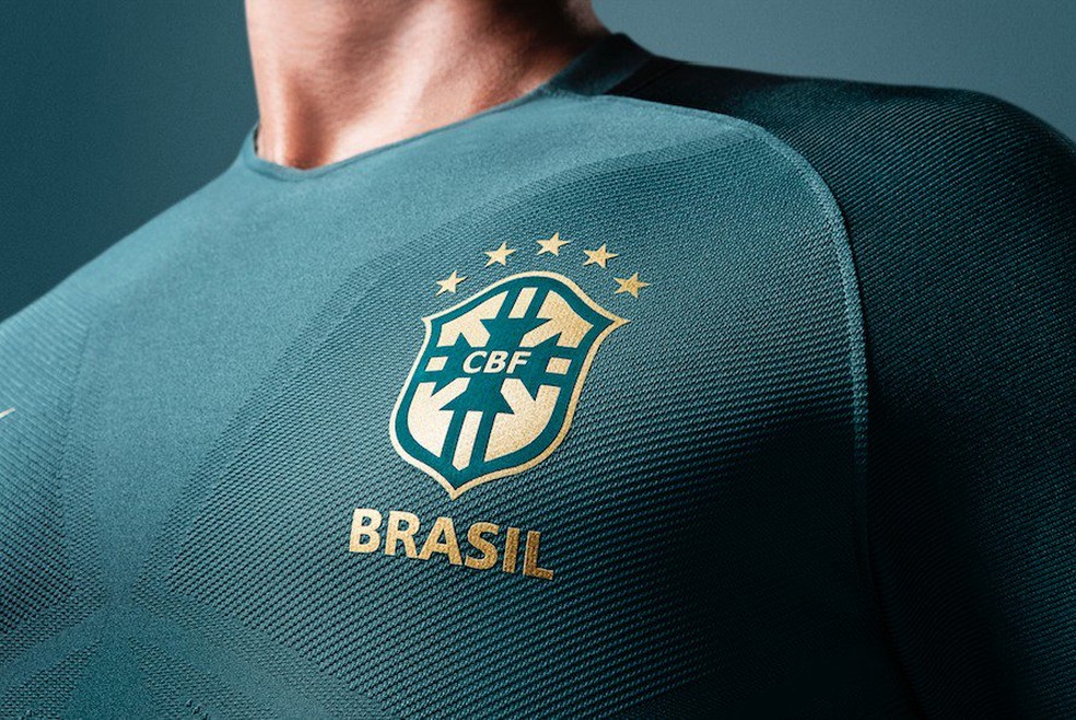 Novo uniforme é totalmente verde escuro e tem escudo da CBF dourado (Foto: Divulgação/Site oficial da CBF)