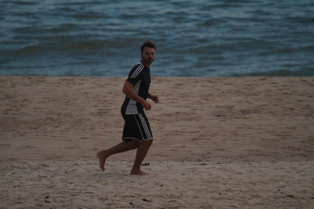 Cássio Reis corre na praia do pepino em São Conrado (Foto: Dilson Silva / AgNews)