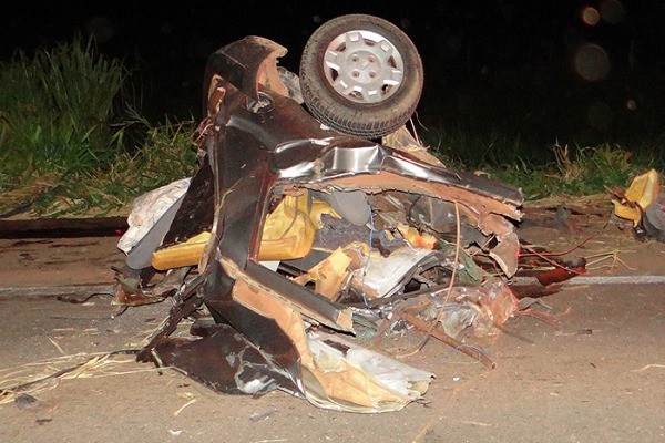 Carro foi partido ao meio com violência do impacto em acidente na BR-163, em Mato Grosso. (Foto: Só Notícias/Drielkson Ribeiro)