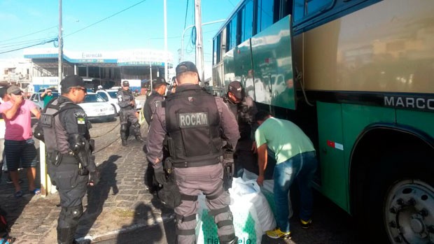 Passageiros de ônibus foram revistados pela PM durante abordagens a veículos na Avenida Bernardo Vieira, na zona Oeste de Natal (Foto: Camila Torres/Inter TV Cabugi)