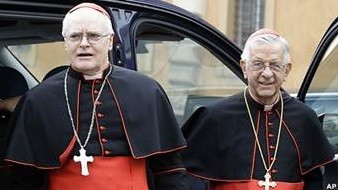 Os cardeais brasileiros Dom Odilo Scherer e Geraldo Magella Agnelo chegam a mais uma reunião no Vaticano (Foto: AP)