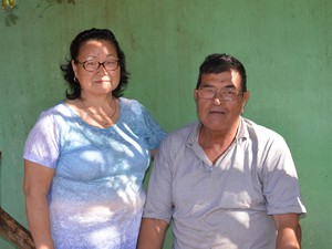 Deodato e a esposa Setsuko aguardam valorização da casa e que moram na Vila Kellen II, com a chegada do esgoto (Foto: Anderson Viegas/G1 MS)